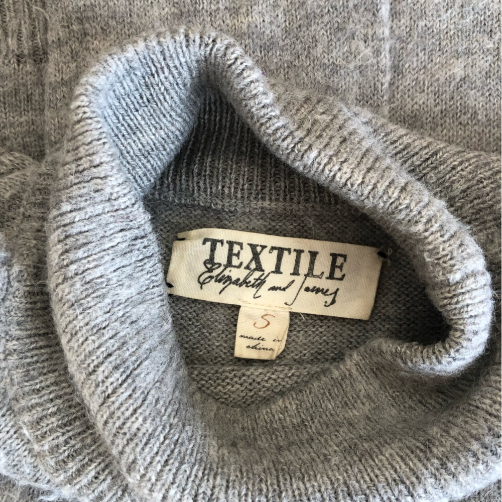 Elizabeth & James | Mock Neck Sweater Light Grey Size Small